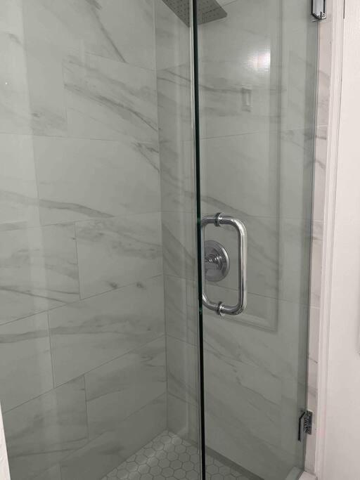 Marvelous Modern At Perfect Location Apartment *