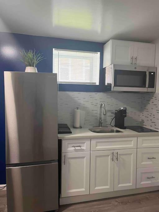 Marvelous Modern At Perfect Location Apartment *